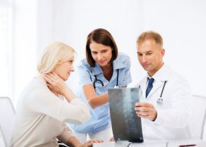 los médicos con el paciente mirando de rayos x